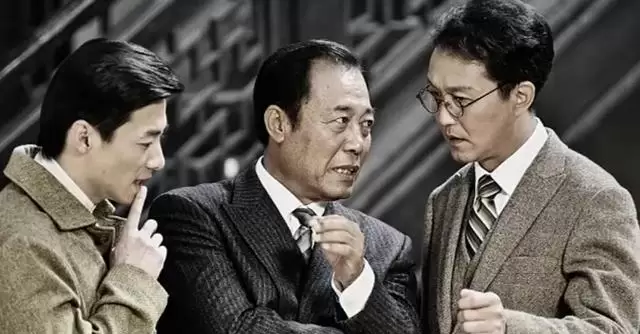 《潜伏》修复重播央八首日登顶收视榜首 情报图