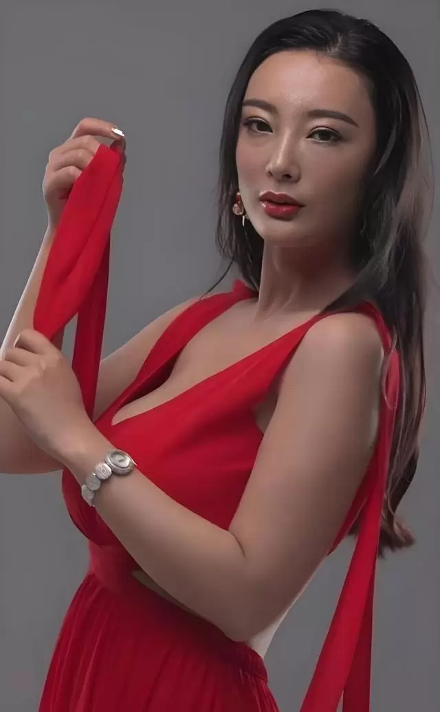 王丹妮梁雍婷杨雅文金像奖红毯争锋，古宣合体引爆怀旧潮 情报图