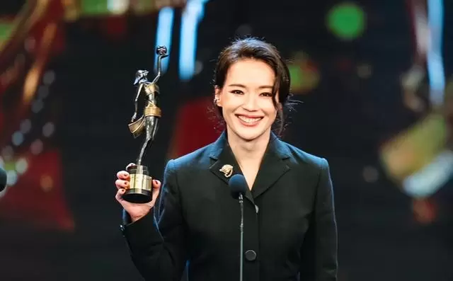 梁家辉第五次获金像奖最佳男主角，廖子妤凭《像我这样的爱情》摘后 情报图