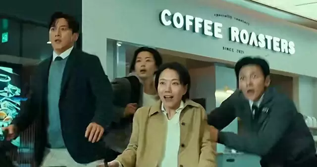 电影《群体》定档暑期，密闭高楼设定引发城市生存焦虑 相关图片